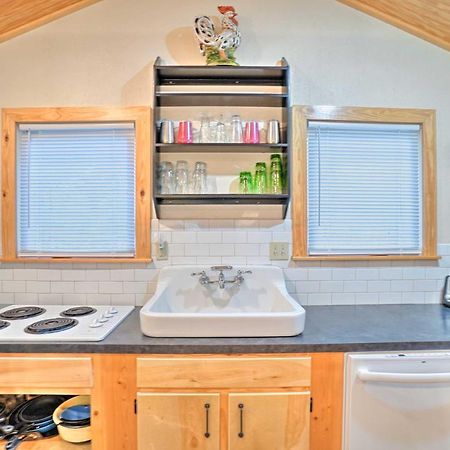 Charming Hilltop Cottage In Medicine Park! 외부 사진