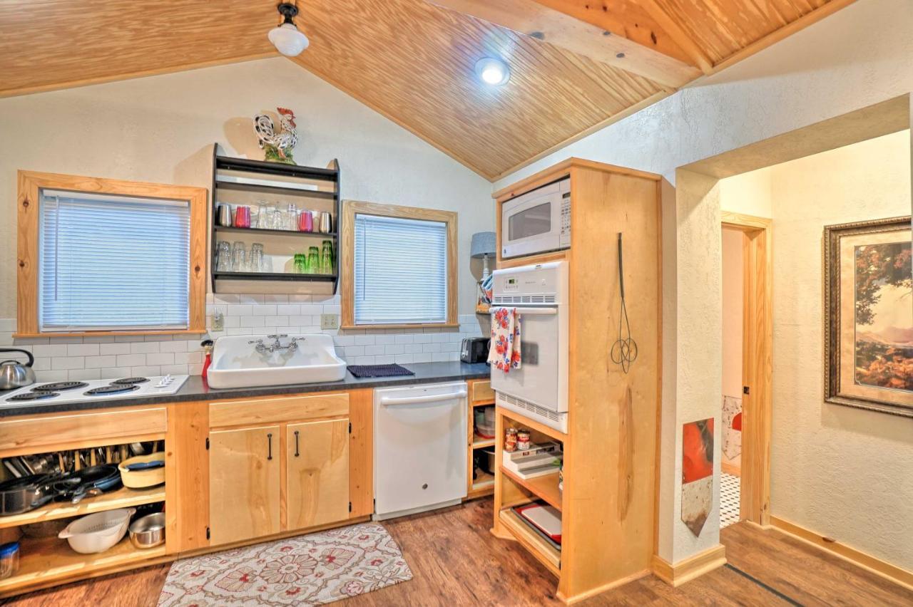Charming Hilltop Cottage In Medicine Park! 외부 사진