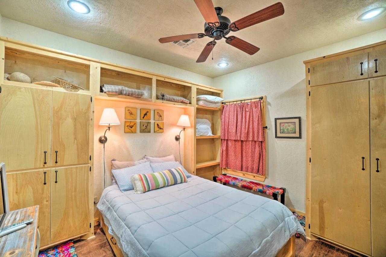 Charming Hilltop Cottage In Medicine Park! 외부 사진
