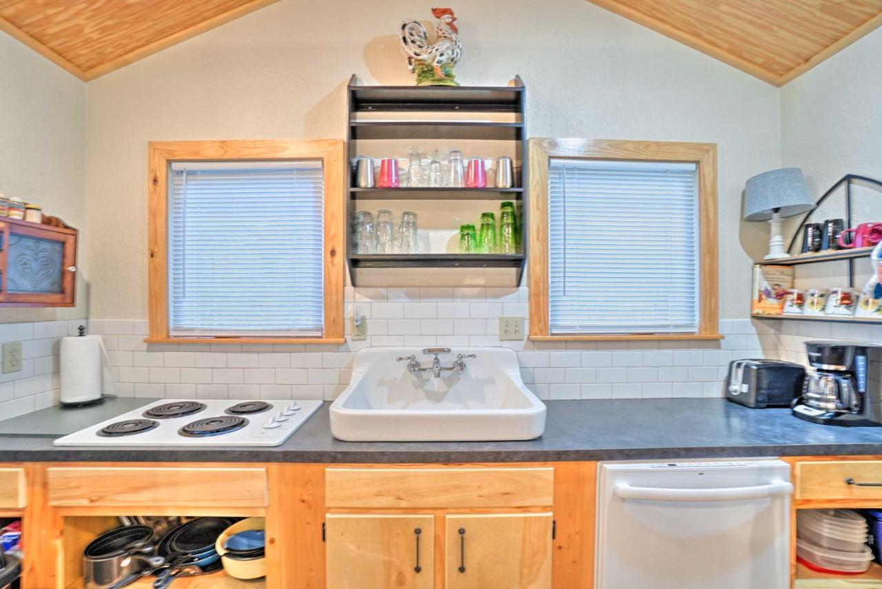 Charming Hilltop Cottage In Medicine Park! 외부 사진