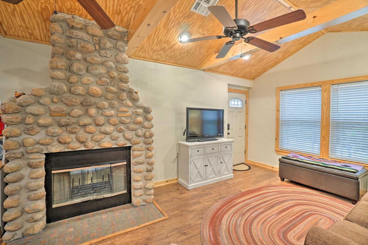 Charming Hilltop Cottage In Medicine Park! 외부 사진
