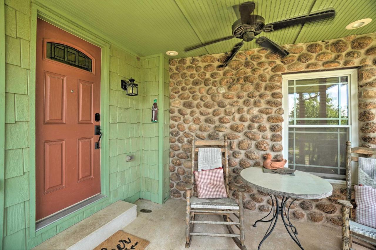 Charming Hilltop Cottage In Medicine Park! 외부 사진