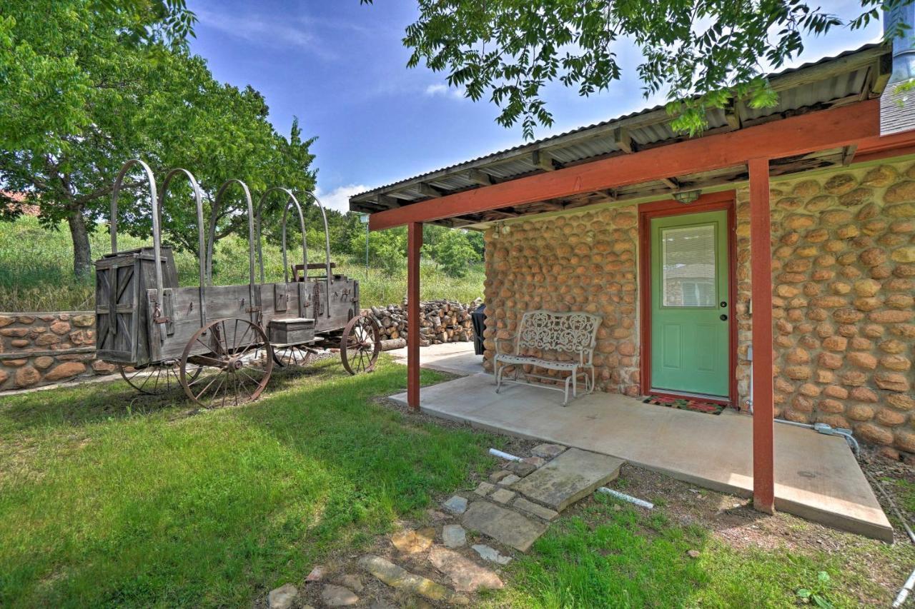 Charming Hilltop Cottage In Medicine Park! 외부 사진